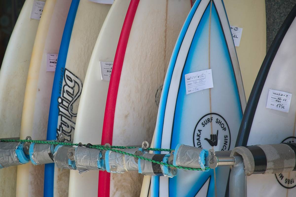 Diagram showing key features of a secure surfboard vault such as padding, locks, and handles.