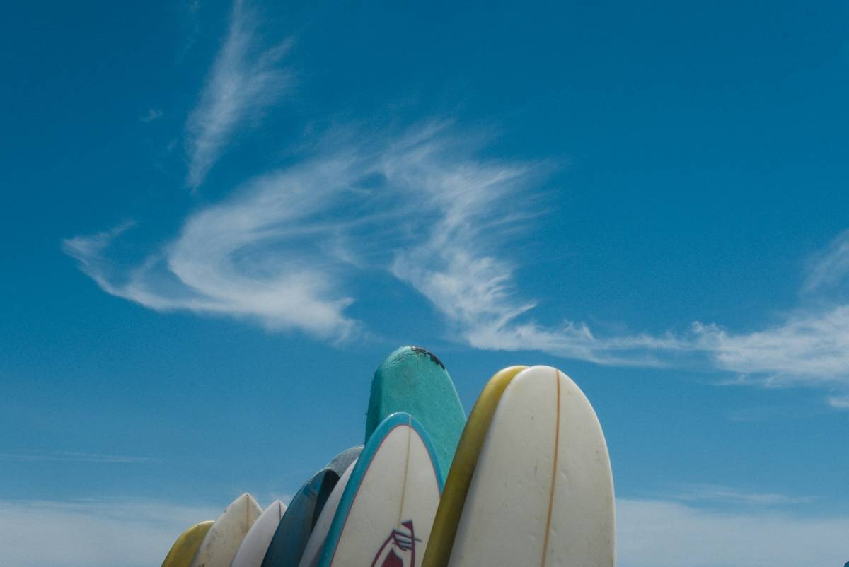 A damaged surfboard showing cracks near the nose