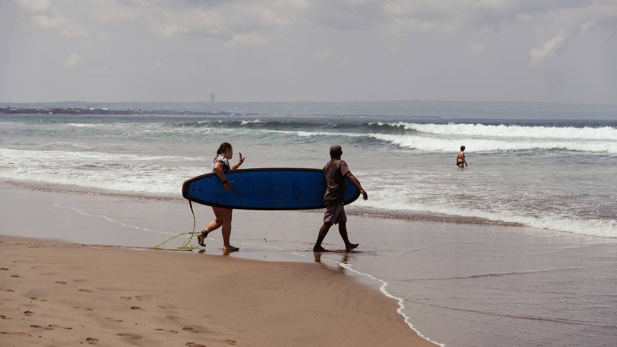 Bar chart showing surfboard damage rates: soft bags 68%, hard cases 12%, wave shield multi-purpose cases 4%