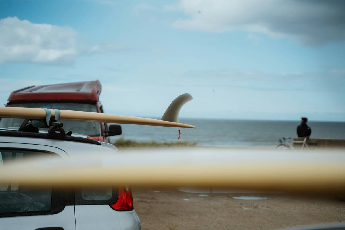 Bar chart showing surfboard damage rates by luggage type: soft bag (68% damage), hybrid case (32%), board vault (8%)