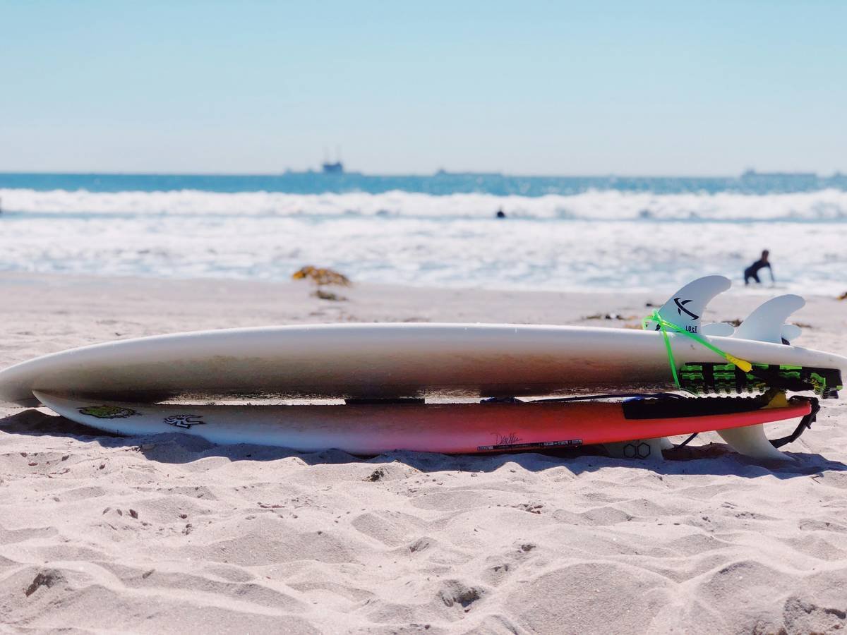 Comparison chart showing actual weights of popular surfboard bags labeled 'lightweight'—only 3 of 10 fall below 8 lbs