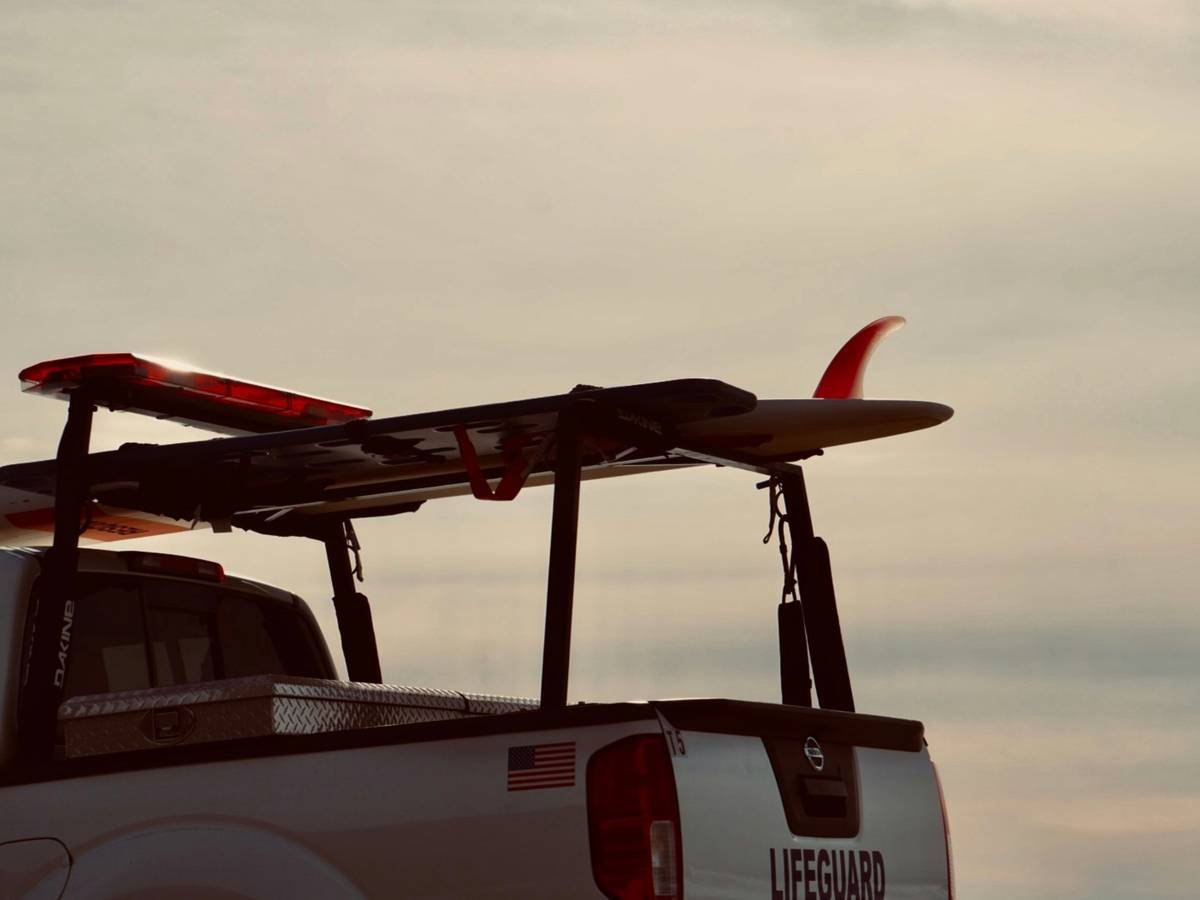 Infographic showing 2023 airline surfboard damage stats: 5,200+ boards damaged, 68% due to soft bags, 22% from poor padding, 10% from improper locking mechanisms
