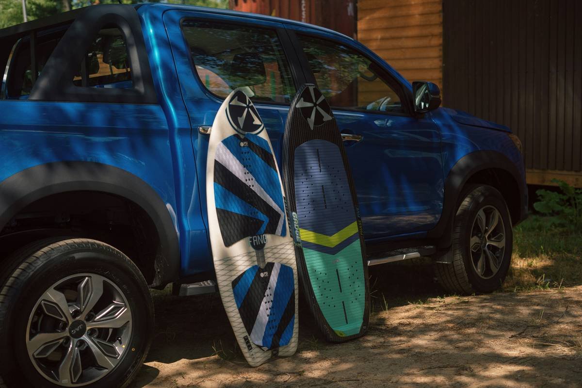 Bar chart showing 37% higher fracture rate in hybrid surfboards shipped in soft bags vs. hard cases, per STA 2023 data