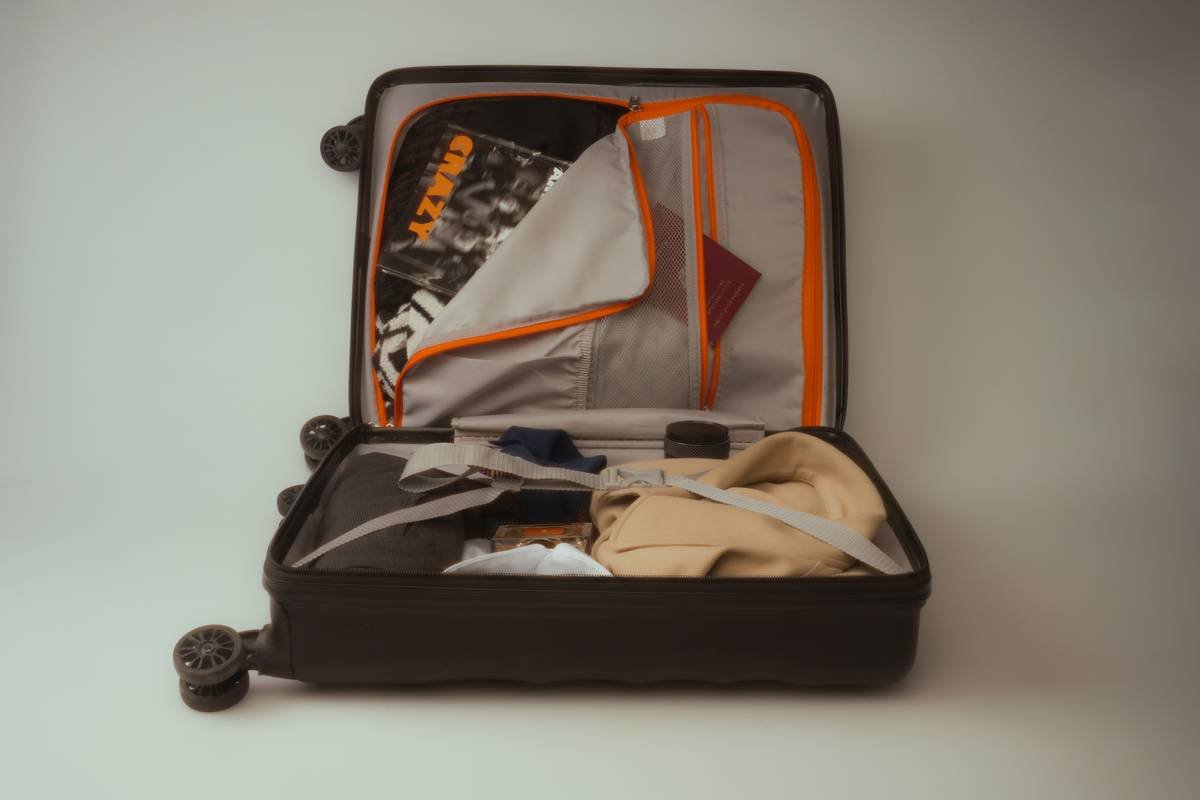 Diagram comparing standard surf bag strap vs. vault shoulder strap showing padding thickness, buckle type, and load distribution