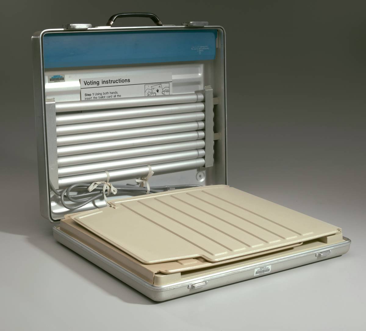 Side-by-side comparison of soft surfboard bag vs. padded vault case showing internal foam layers and hard-shell construction