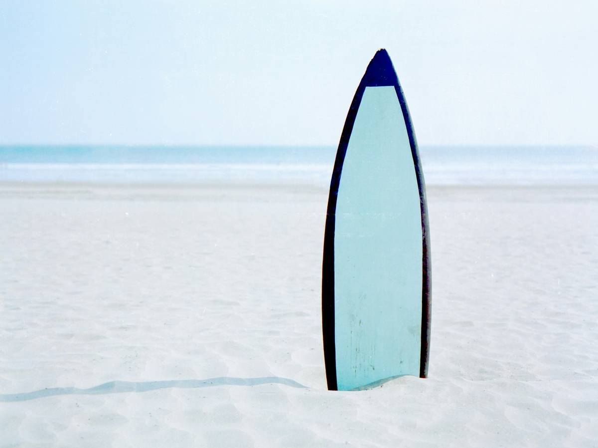 Hard-shell surfboard coffin used for packing surfboards for air travel